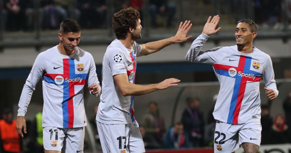 Marcos Alonso, celebrando con Raphinha y Ferran Torres un gol / EFE