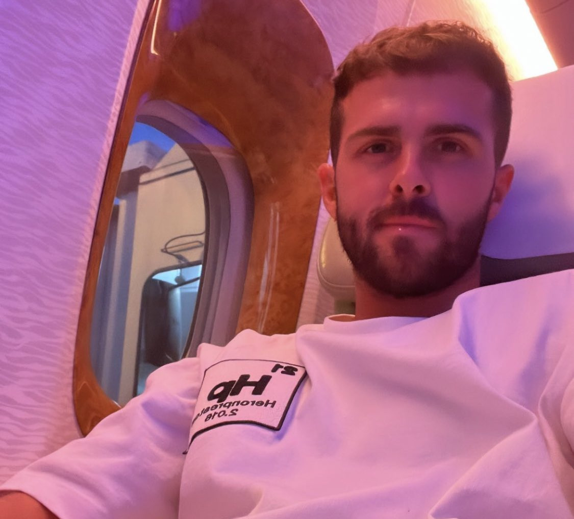 Miralem Pjanic, en un avión con dirección a los Emiratos Árabes Unidos / INSTAGRAM