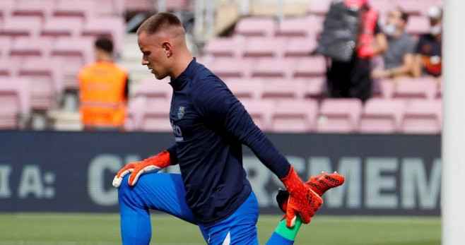 Marc-André ter Stegen calienta antes de su regreso al once del Barça / EFE