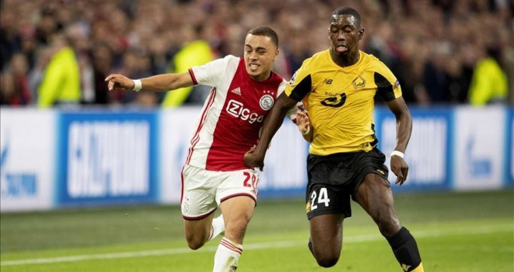 Sergiño Dest en una acción con el Ajax / EFE