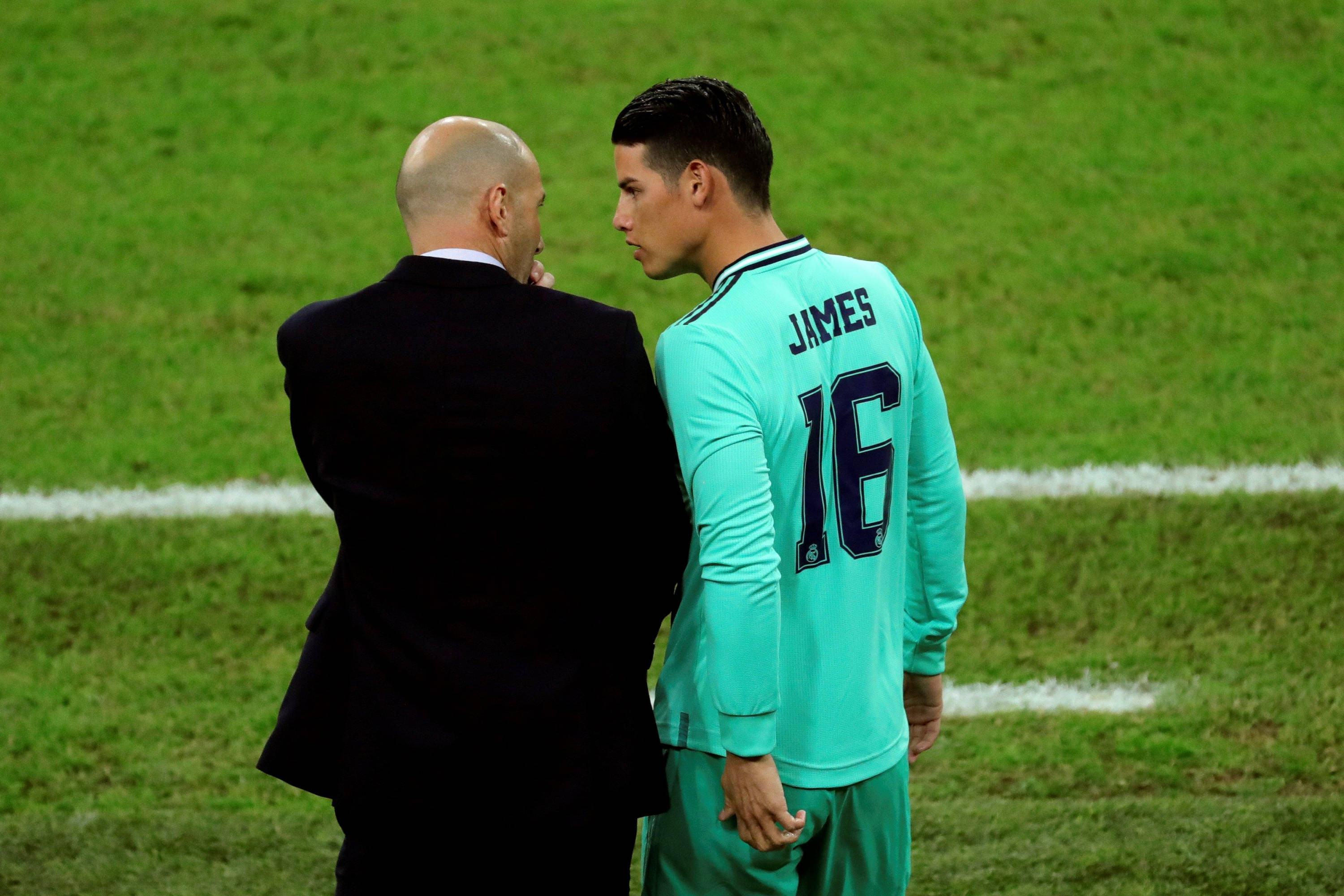 Zidane y James en la banda de Anoeta / Redes