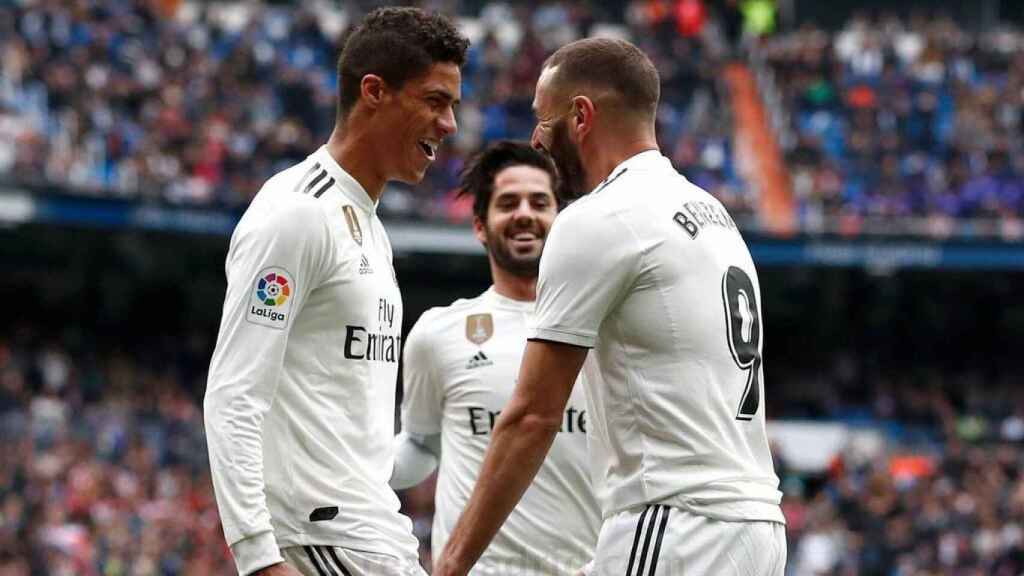 Raphael Varane y Karim Benzema celebrando un gol del Real Madrid / EFE