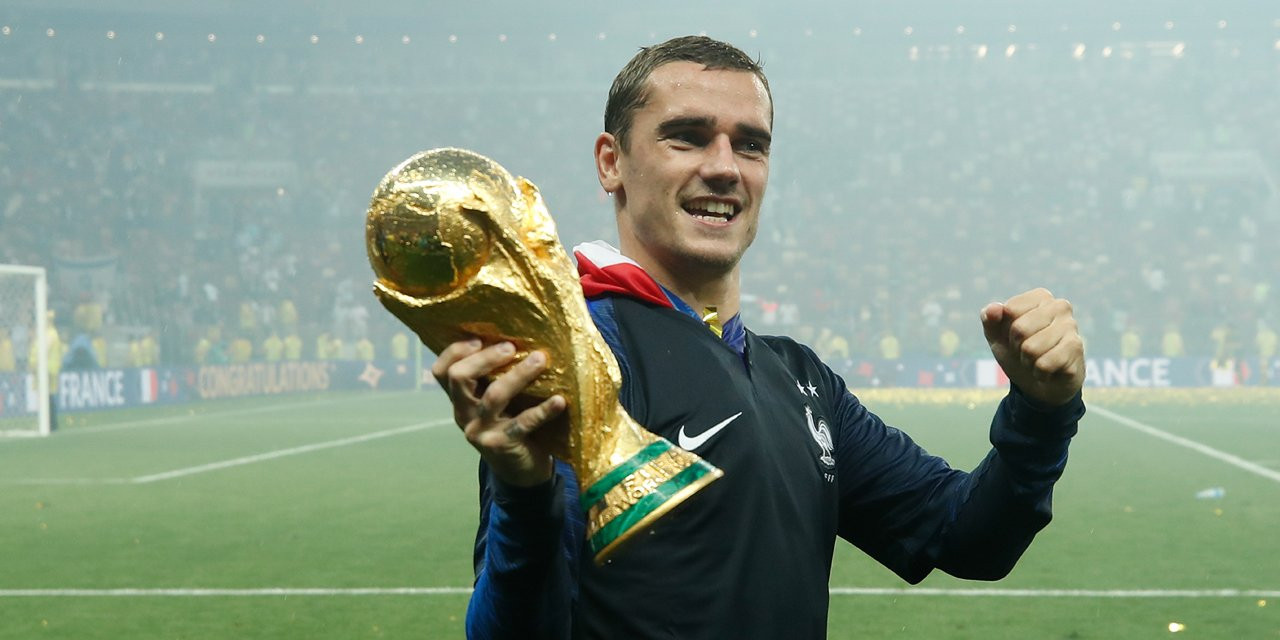 Antoine Griezmann sostiene la Copa del Mundo