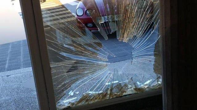 El automóvil que se estrelló el miércoles pasado contra la cristalera de TV3