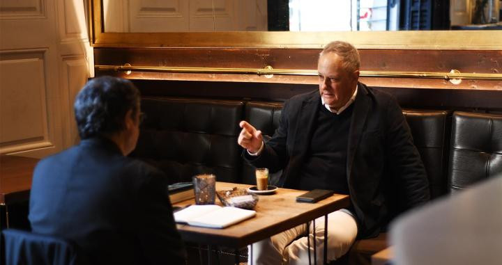 Jordi Ibáñez y Manel Manchón durante la entrevista en el café Joséphine / LENA PRIETO (LG)