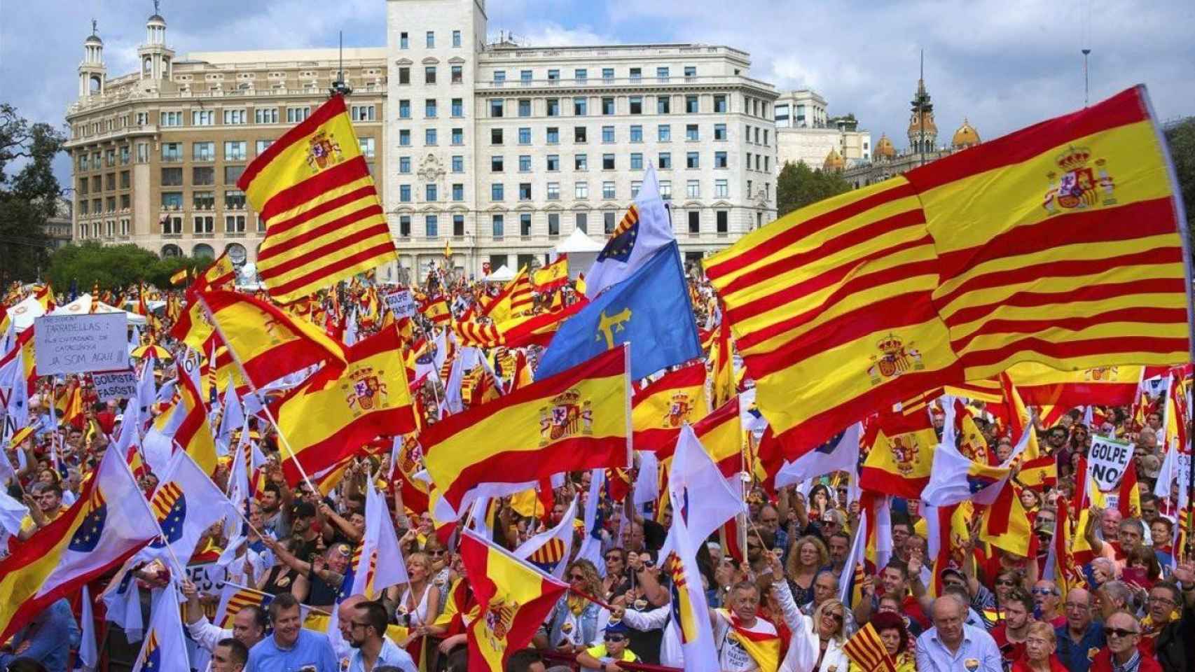 Banderas catalanas y españolas en una manifestación, en referencia a las alternativas a la Diada independentista / EFE