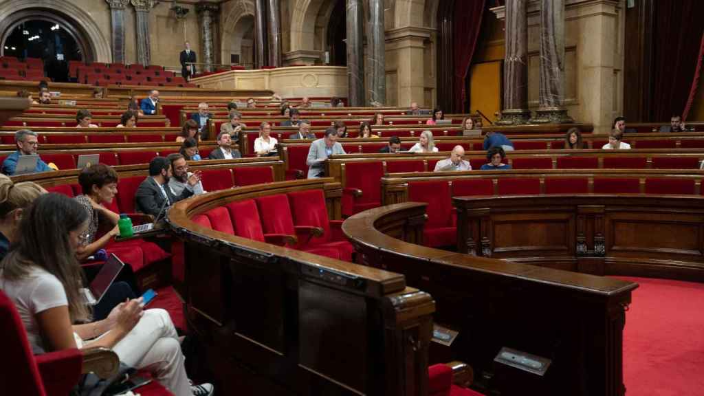 El pleno del Parlament tramita la propuesta de ERC que pide que Sareb ceda viviendas / EUROPA PRESS