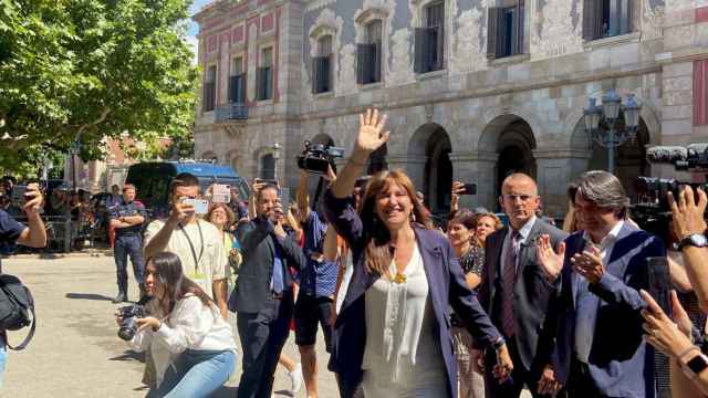 Laura Borràs, aplaudida por Francesc de Dalmases, se da un baño de masas entre sus seguidores antes de que la suspendan de la presidencia del Parlament / Luis Miguel Añón - CG