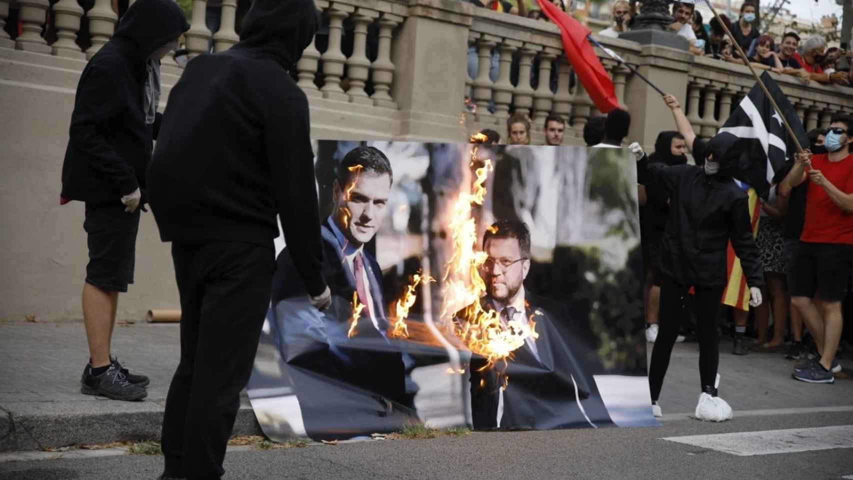 Quema de fotos de Pere Aragonès y Pedro Sánchez durante la Diada de 2021 / EP