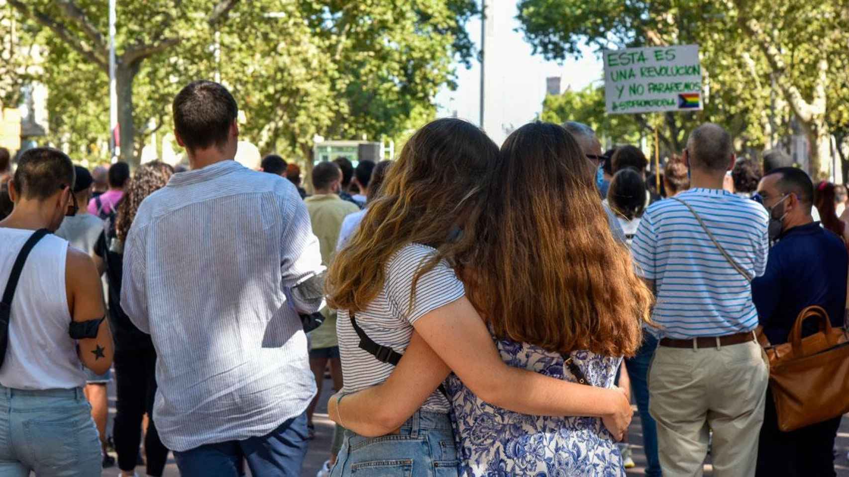 Dos jóvenes abrazadas en una manifestación contra las agresiones al colectivo LGTBI / EP