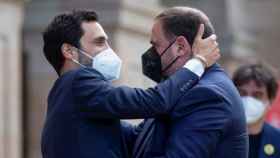 Roger Torrent y Oriol Junqueras ante el Parlament este viernes / ENRIC FONTCUBERTA (EFE)