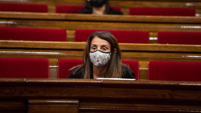 La portavoz de la Generalitat, Meritxell Budó, con mascarilla en el Parlament / EUROPA PRESS
