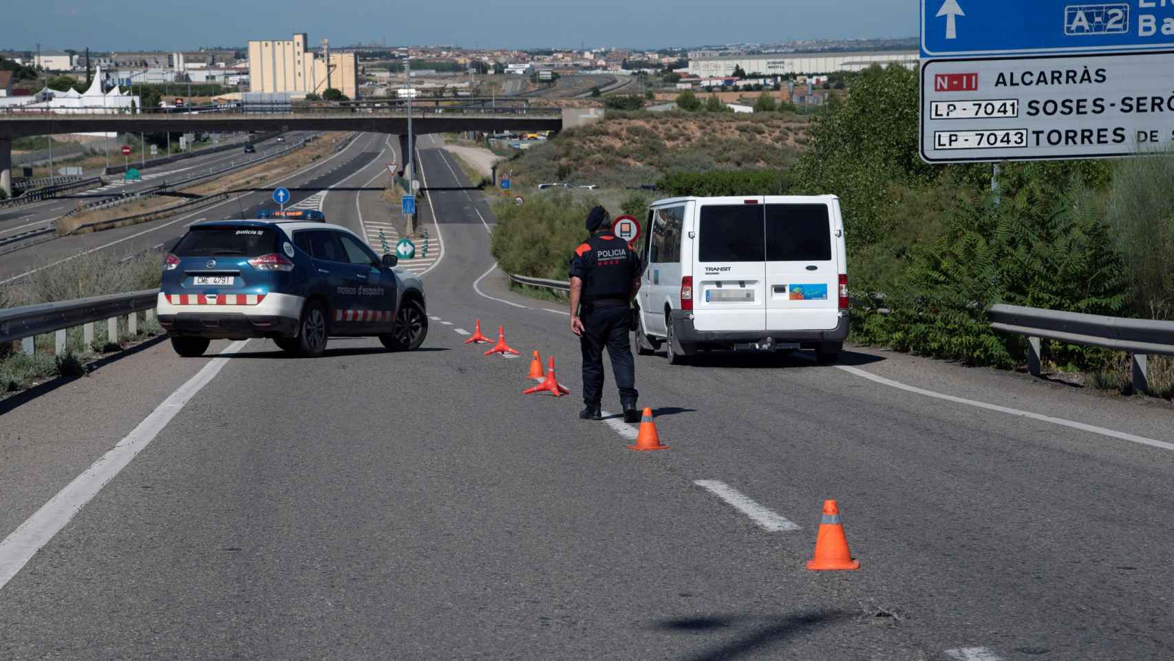 Un Mosso d'Esquadra realiza un control de carreteras en la comarca del Segrià, en Lleida / EFE