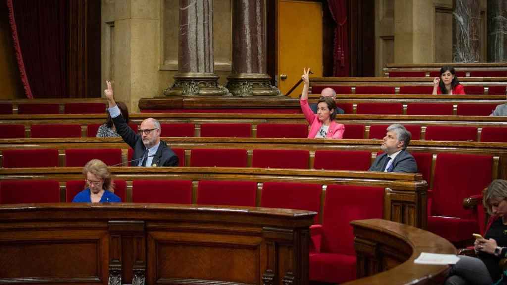 Los diputados autonómicos Eduard Pujol y Anna Caula indican el sentido del voto de su grupo en el Parlament / EP