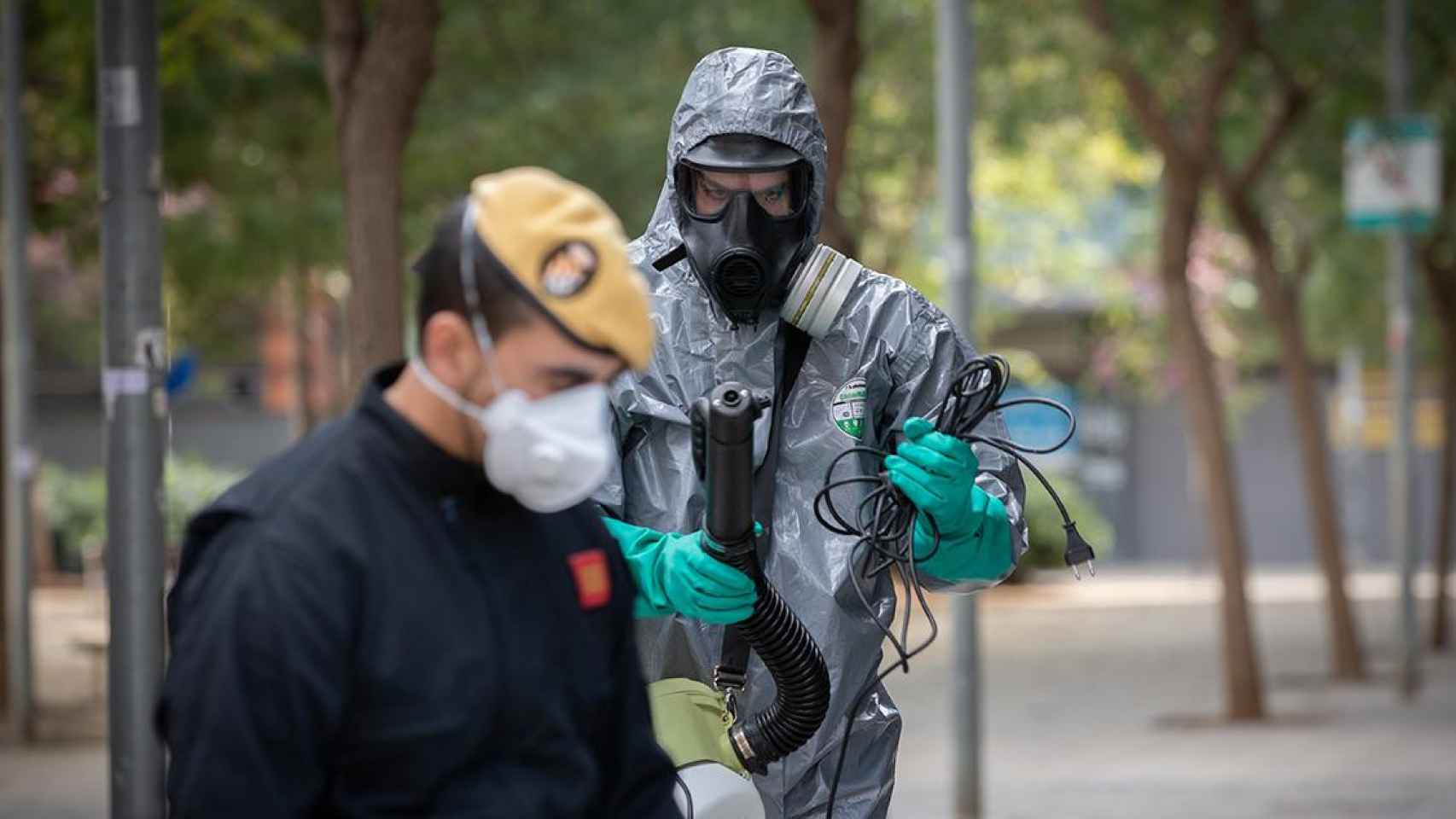 Miembros del Ejército preparados para la desinfección de una residencia / EP