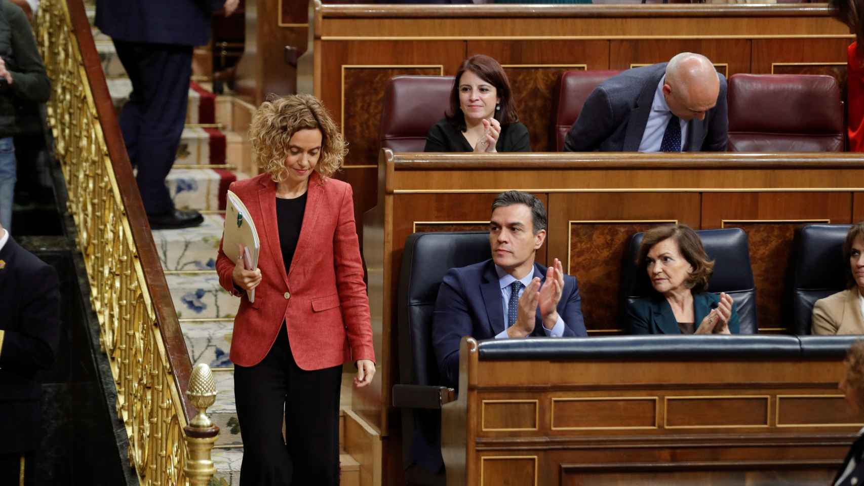 La presidenta del Congreso, Meritxell Batet, con el líder del PSOE, Pedro Sánchez, en la bancada del Gobierno en el Congreso / EFE