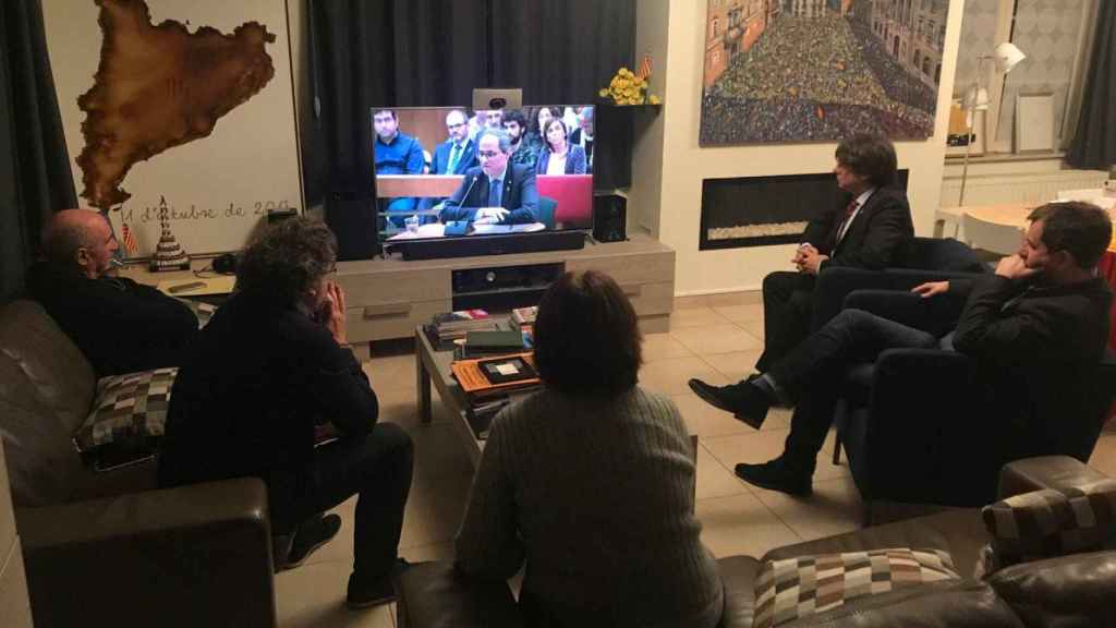 Carles Puigdemont, viendo el juicio a Quim Torra junto a Toni Comín, Elisenda Paluzie, Toni Castellà y Lluís Llach / @KRLS