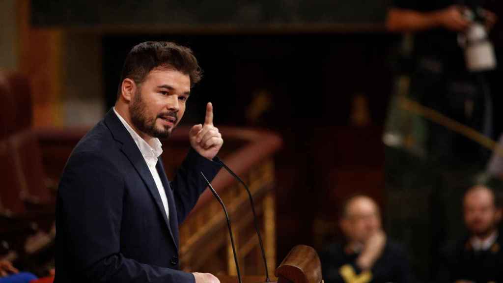 El portavoz de ERC en el Congreso, Gabriel Rufián, con el dedo levantado en la tribuna / EUROPA PRESS