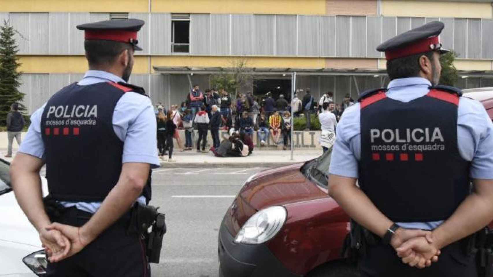 Dos Mossos d'Esquadra, ante un colegio electoral el 1-O / EFE