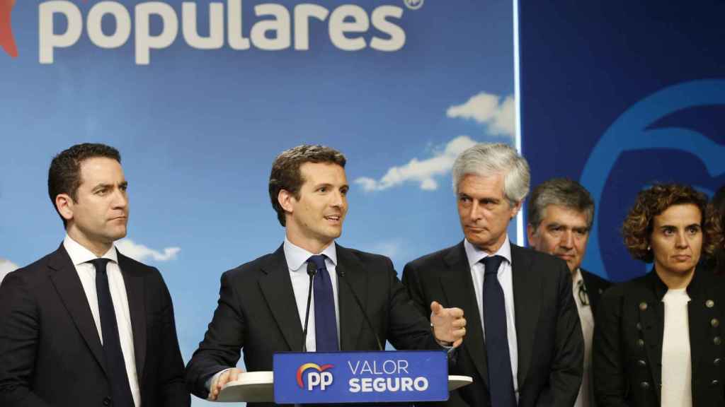 El candidato del Partido Popular a la presidencia del Gobierno, Pablo Casado (2-i), valora los resultados electorales en la sede de su partido en Madrid / EFE