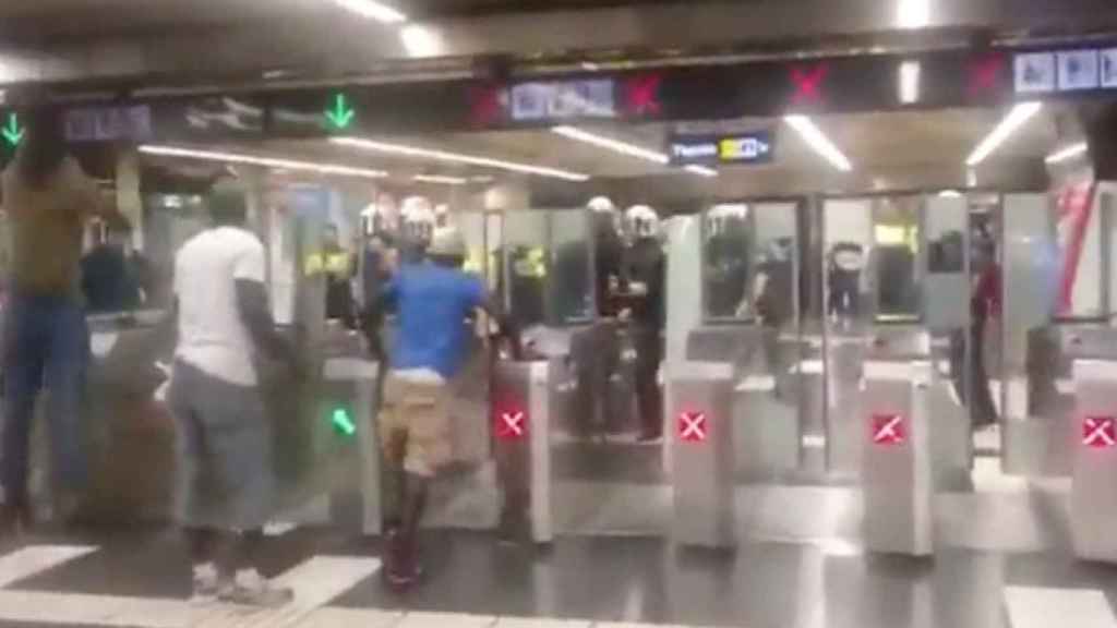 Enfrentamiento entre policías y manteros en plaza Catalunya en agosto / TWITTER