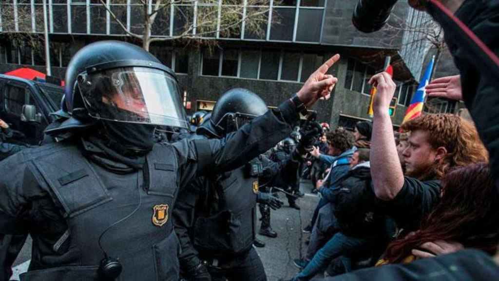 Imagen de un agente de la Brigada Móvil de los Mossos d'Esquadra controlando una protesta independentista / EFE