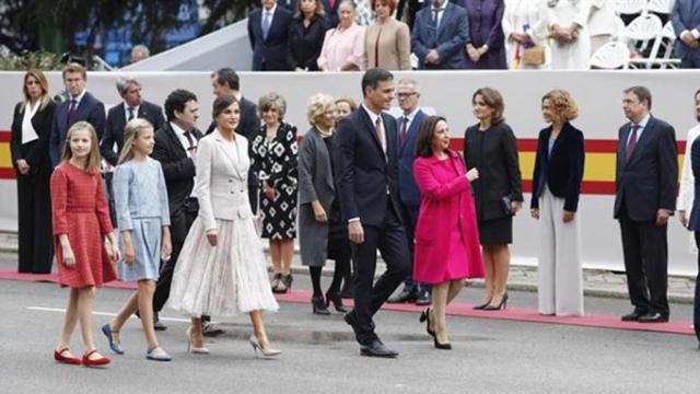 El presidente Pedro Sánchez en el desfile del 12 de octubre junto a la Reina Letizia, las infantas y la ministra de Defensa, Margarita Robles / EUROPA PRESS