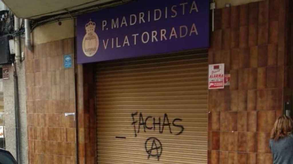 Imagen de la persiana de la Peña Madridista Vilatorrada, atacada esta madrugada con una pintada amenazante / CG