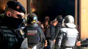 Los Mossos d'Esquadra rodean a los CDR en el Museo de la Música en Barcelona / CG