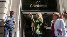 La alcaldesa de Vilanova i la Geltrú, Neus Lloveras (2d), acompañada de la presidenta del Parlament, Carme Forcadell (d) a su llegada a la Fiscalía del Tribunal Superior de Justicia de Cataluña / EFE