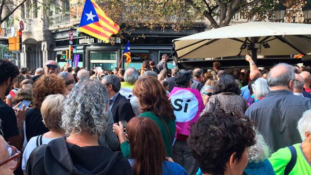 Crispación ante la sede de la Conselleria de Economía en protesta por la macroperación contra la logística del referéndum / CG