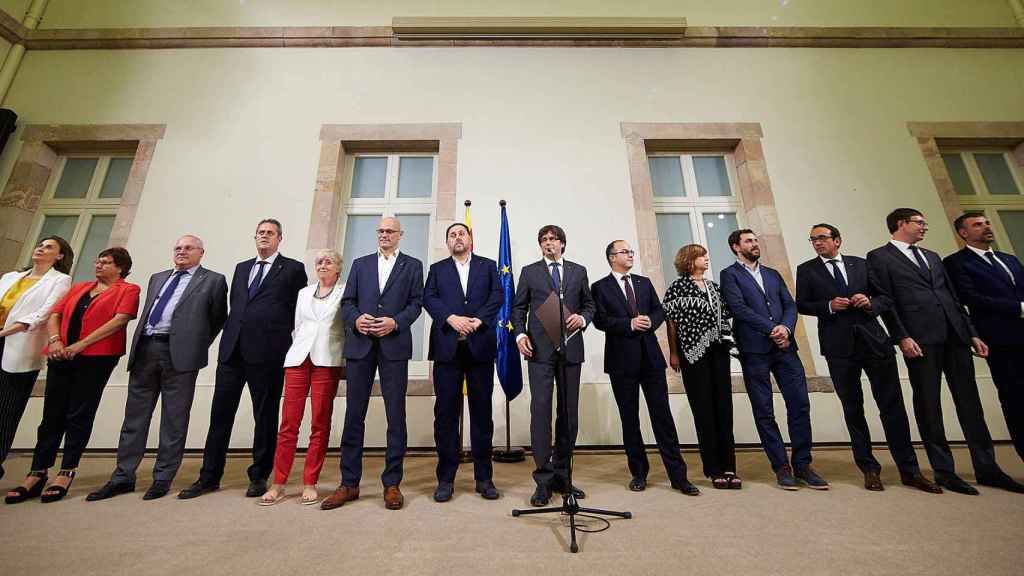 El presidente de la Generalitat, Carles Puigdemont, junto con los miembros del Govern tras firmar la convocatoria del referéndum / EFE