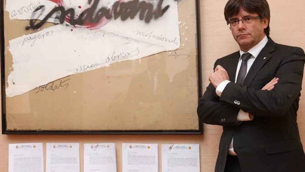 El presidente Carles Puigdemont posa junto a las cinco notificaciones del Tribunal Constitucional que ha recibido en una imagen que ha colgado en las redes sociales / CG