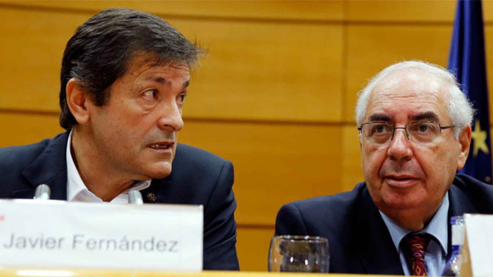 Javier Fernández, presidente de la gestora del PSOE, en el encuentro del martes con diputados y senadores / EFE