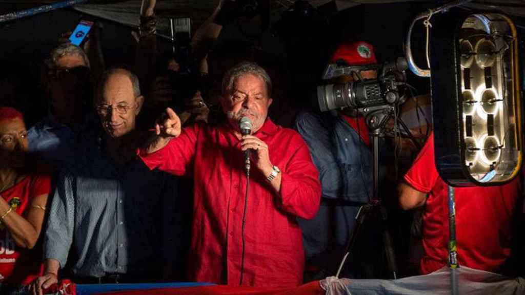 Luiz Inácio Lula da Silva (centro) habla a lo miles de brasileños reunidos en un acto de apoyo a la presidenta del país, Dilma Rousseff