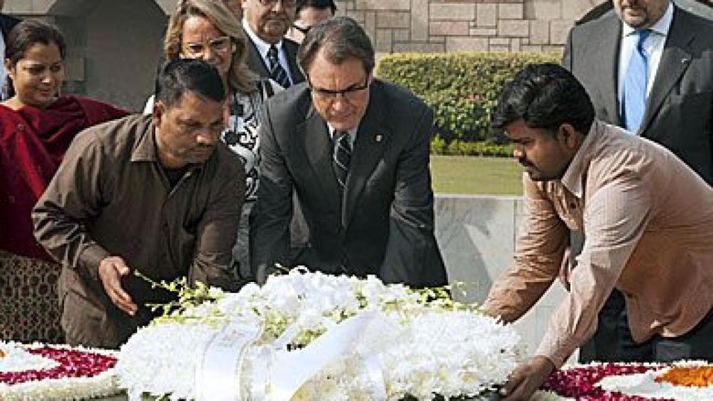 El presidente de la Generalidad, Artur Mas, durante la ofrenda floral realizada este domingo en el Gandhi Memorial