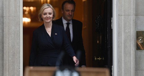 La primera ministra británica, Liz Truss, con su marido instantes antes de anunciar su dimisión ante su residencia oficial de Downing Street, en Londres / EFE - EPA - ANDY RAINS