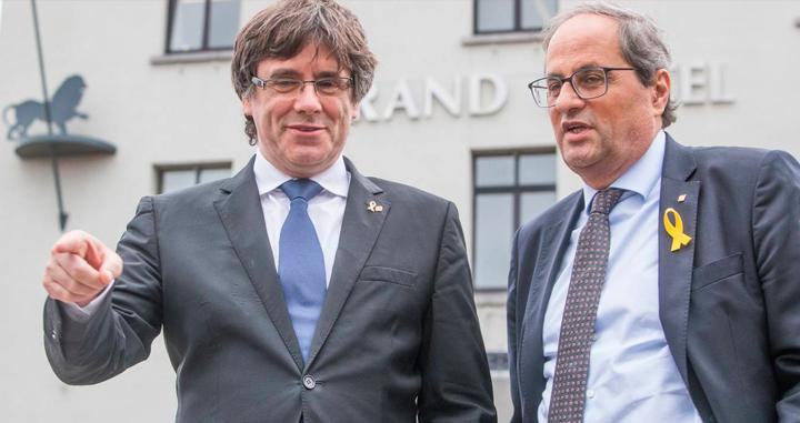 El 'expresident' prófugo Carles Puigdemont (i) junto a Quim Torra, su sucesor / EFE