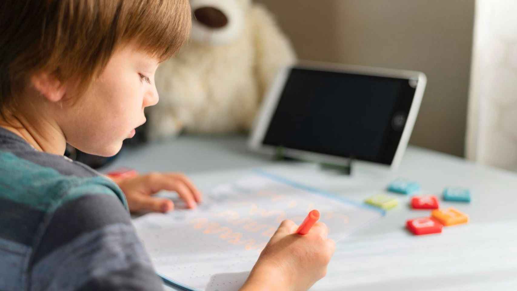 Un niño de TDAH estudiando / CEDIDA