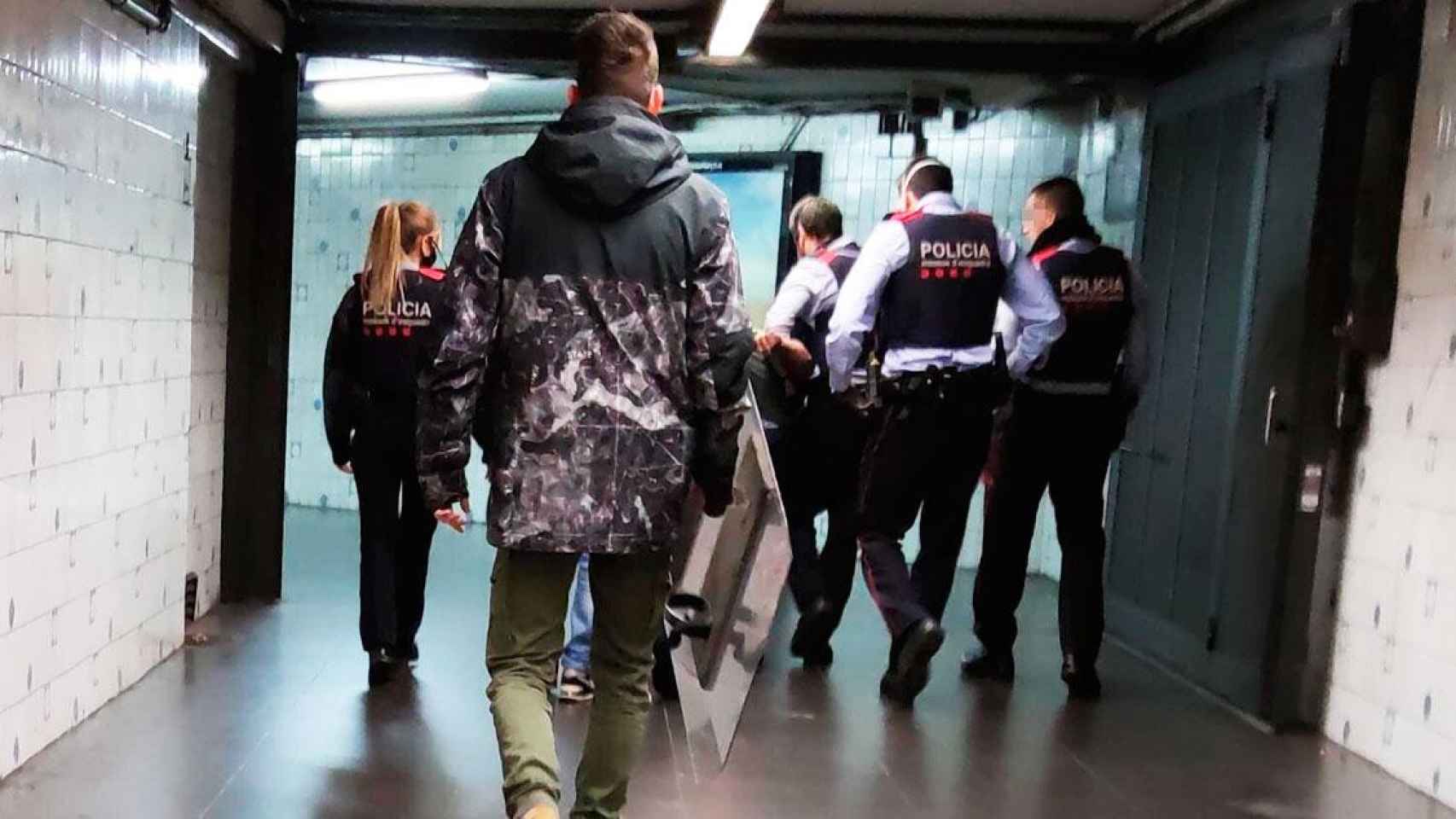 Imagen de una intervención de los Mossos d'Esquadra en el Metro de Barcelona / CG