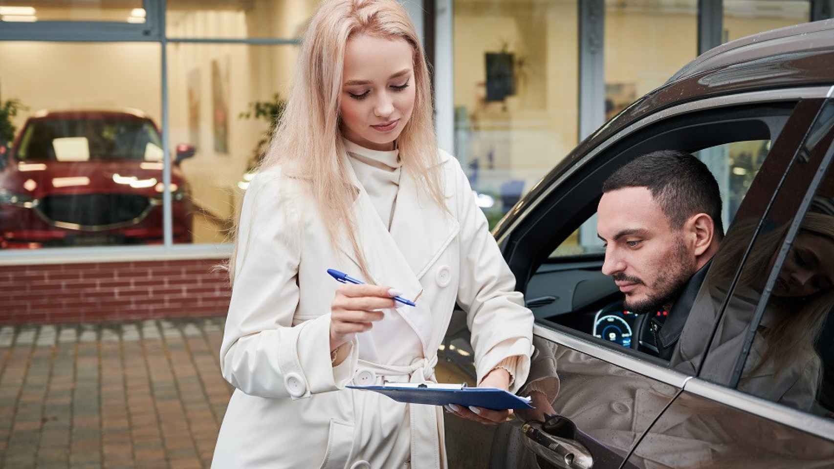 Un conductor a punto de firmar un contrato