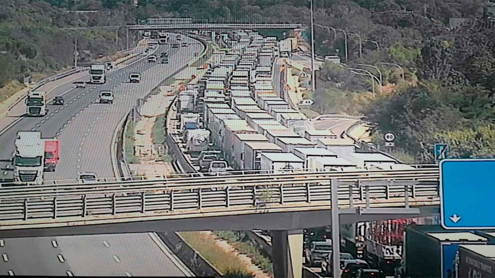 Colas de 10 kilómetros en la autopista AP-7 hacia Francia / TRÀNSIT