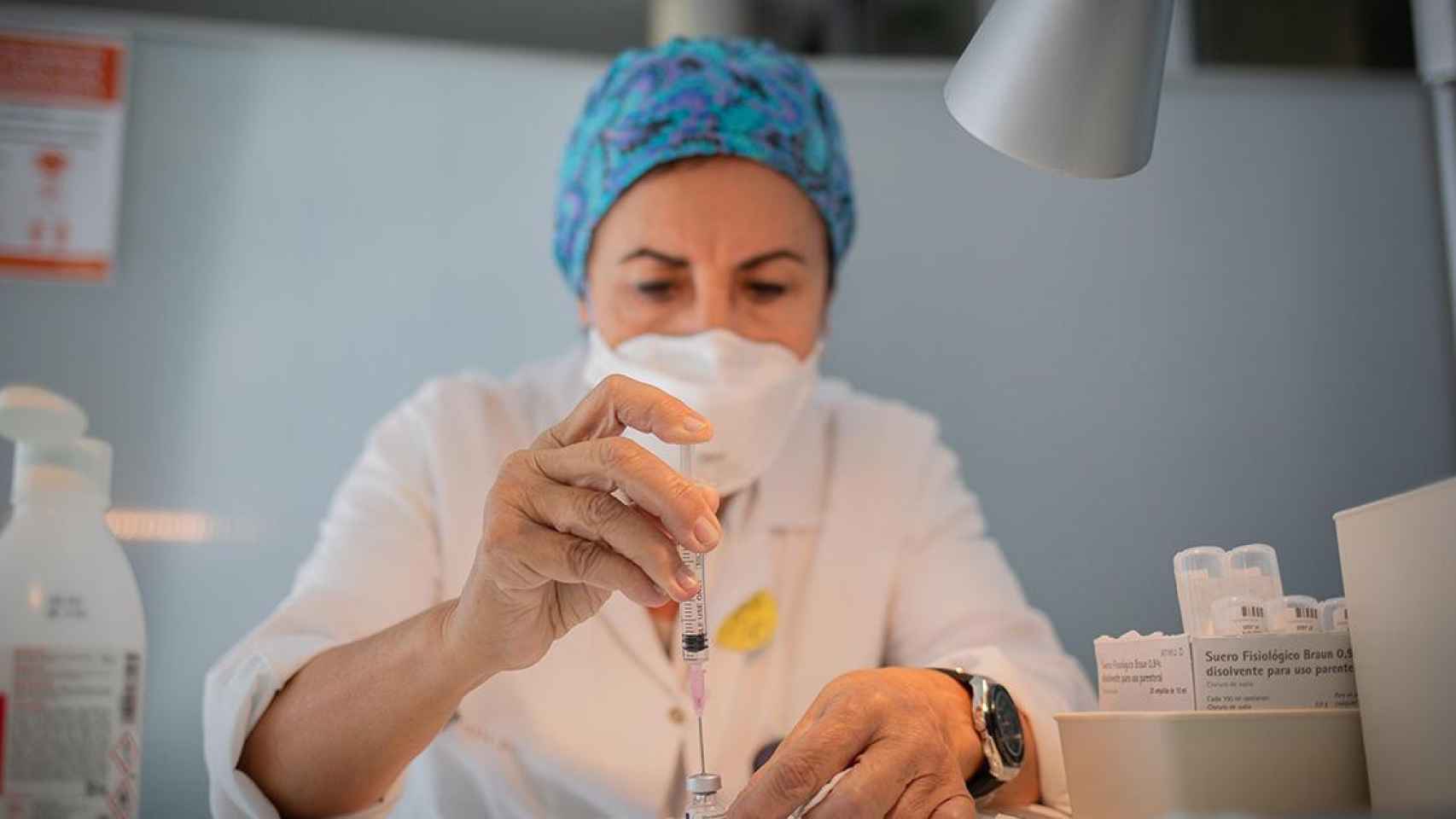 Una enfermera, preparando una vacuna contra el coronavirus durante la campaña de vacunación en Cataluña / EP