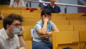 Estudiantes de bachillerato, quienes no podrán quitarse la mascarilla este martes, por lo que los sindicatos denuncian descoordinación / EUROPA PRESS