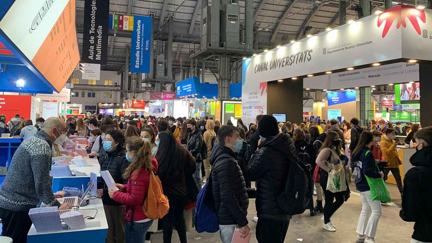 Asistentes a la primera jornada del Salón de la Enseñanza en Fira de Barcelona / LAIA CALAF (CG)