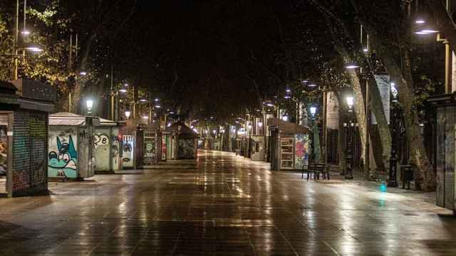 Las Ramblas de Barcelona completamente vacías, durante la primera noche de toque de queda / EP