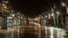 Las Ramblas de Barcelona completamente vacías, durante la primera noche de toque de queda / EP