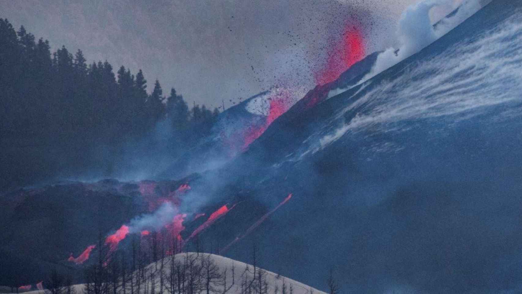 El volcán de Cumbre Vieja abre nuevos focos de emisión de lava por la zona norte del cono volcánico / Miguel Calero (EFE)