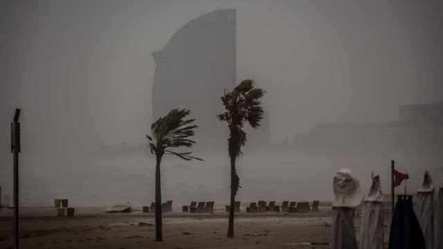 La playa de la Barceloneta de la capital catalana durante el paso en enero de 2020 del temporal Gloria. Imagen que podría repetirse los próximos días en Cataluña / DAVID ZORRAKINO - EUROPA PRESS