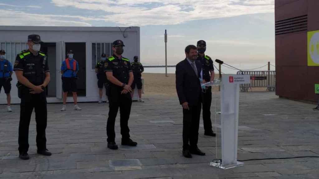 El teniente de alcalde de Seguridad, Albert Batlle, en una playa de Barcelona, junto a agentes de la Guardia Urbana / EP